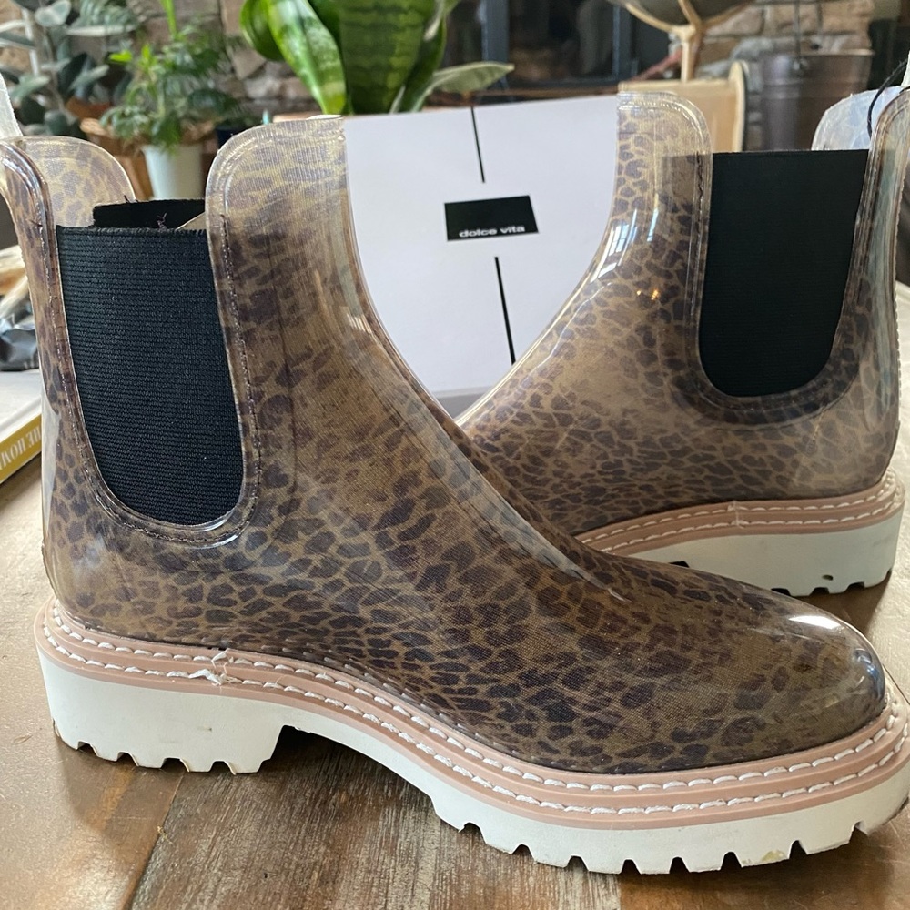 Rain boots size 7 never worn